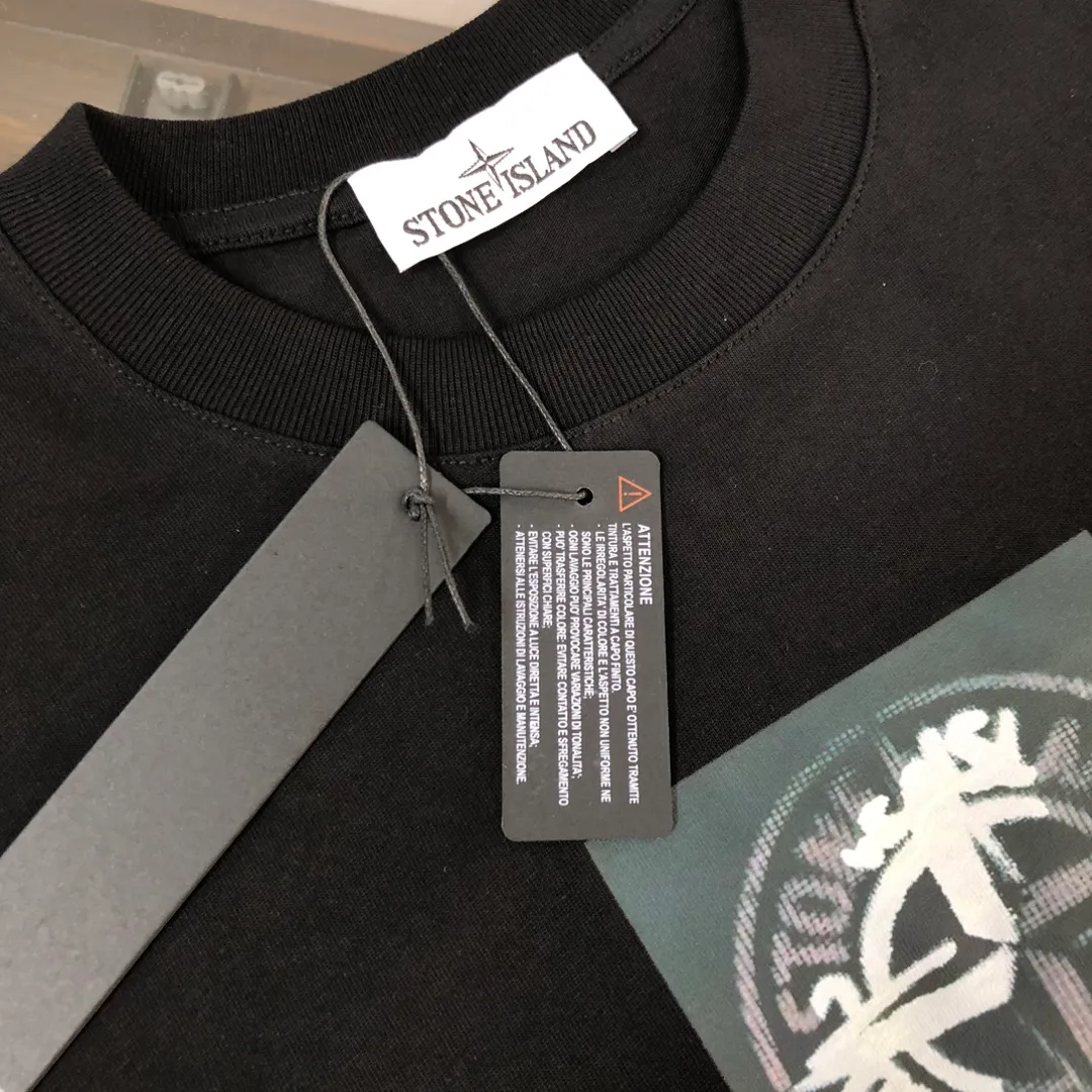 P180 Stone Island Stone Island 2025 latest T-shirt, couple style ~ Original order, stylish and casual short T-shirt, specially made of customized cotton fabric ~ Cotton T-shirt ~ Pre-washed to prevent deformation and shrinkage problem, more comfortable and breathable on the body ~ All available from stock ~ Unique design style, trendy must-have item, complete with three standards 👍 Color: black/white Size: S M L XL (larger version, please indicate your height and weight when placing an order)
